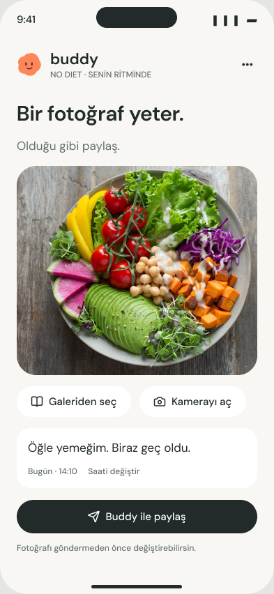 Fotoğrafını paylaş ekranı: bir kase sebzeli salata ve 'Öğle yemeğim, biraz geç oldu' notu
